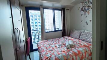 Appart'hôtel, 1 chambre | Coin séjour | TV connectée de 30 pouces avec chaînes par câble, télévision