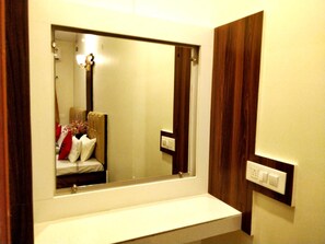 Premium bedding, in-room safe, desk, soundproofing - City Hotel (Prayagraj)