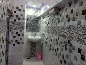 淋浴設備、免費盥洗用品、拖鞋、毛巾