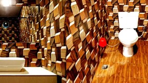 Un baño con detalles en madera, un lavabo y un inodoro.