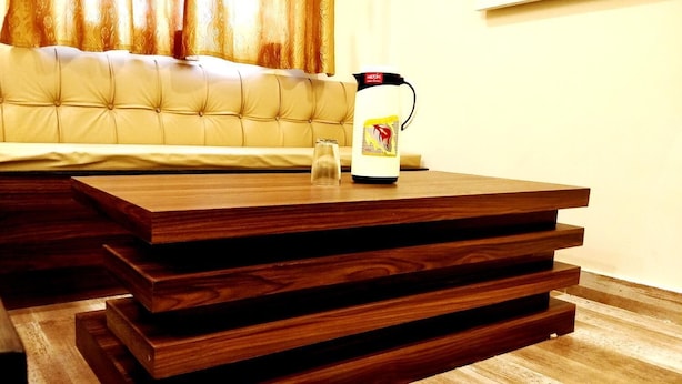 Una mesa de centro de madera con un vaso y una taza blanca encima.