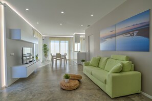 TV connectée, lecteur de DVD, livres, chaîne hi-fi