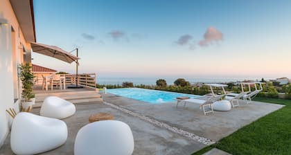 Villa Castellana, elegante villa moderna con piscina infinita privada con vistas al mar