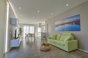 Smart TV, DVD player, books, stereo