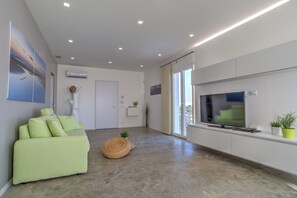 Smart TV, DVD player, books, stereo