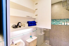 Appartement, 1 slaapkamer | Badkamer | Een douche, gratis toiletartikelen, een haardroger, een bidet