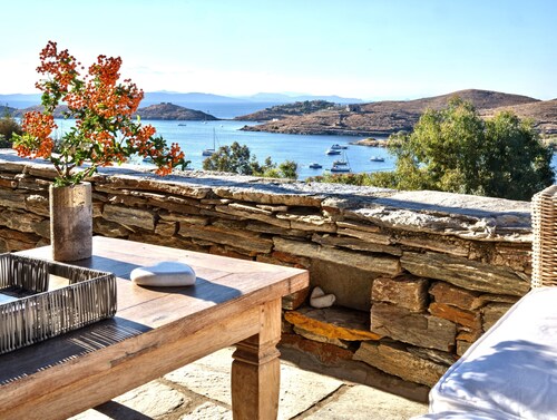 Upea Kea koti upeilla avoimilla auringonlaskuilla ja Vourkarin lahdella. 