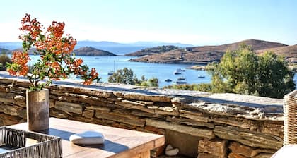 Upea Kea koti upeilla avoimilla auringonlaskuilla ja Vourkarin lahdella.