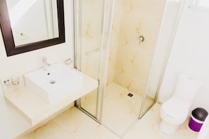 Combined shower/tub, towels