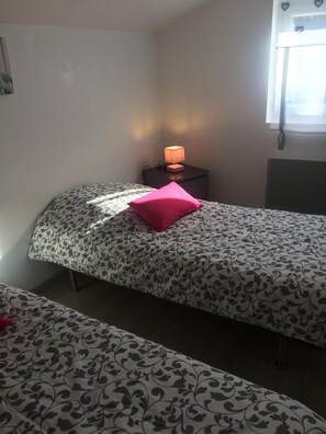 3 bedrooms, iron/ironing board, WiFi, bed sheets