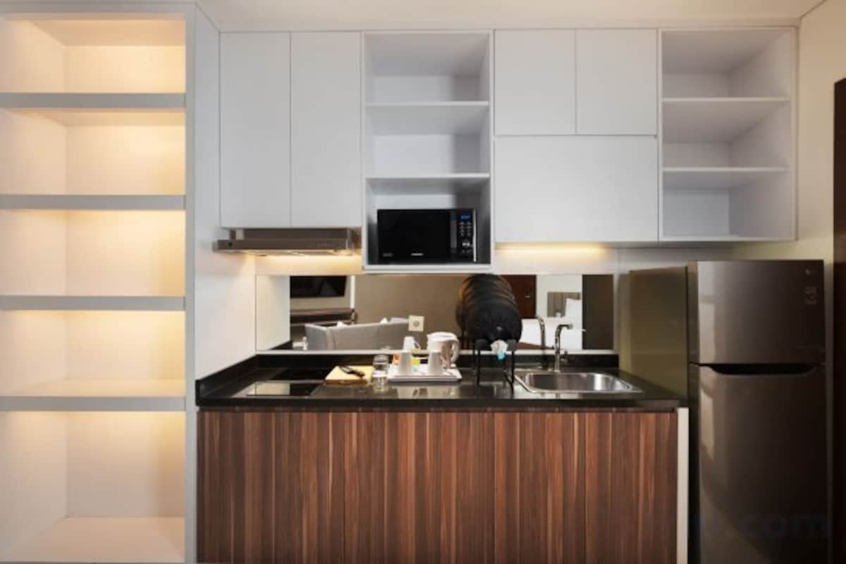 Private kitchen | Fridge, stovetop, electric kettle