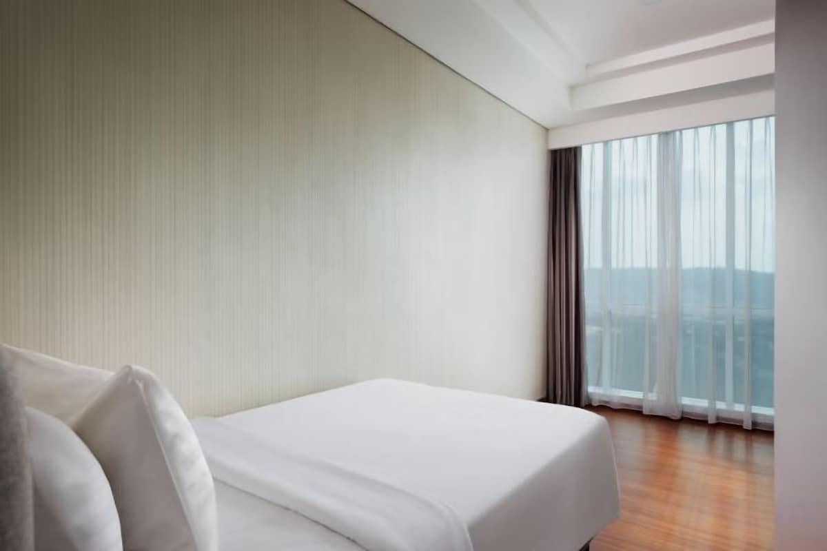 Premium bedding, in-room safe, blackout drapes, WiFi (free)