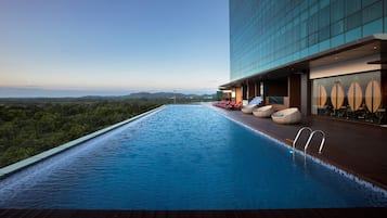 Piscine extérieure, chaises longues