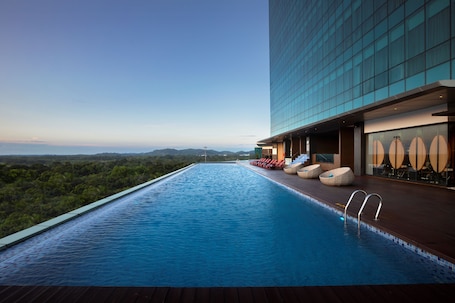 Una piscina al aire libre, sillones reclinables de piscina. Panbil Residence Serviced Apartment