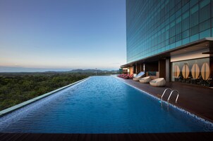 Una piscina al aire libre, tumbonas