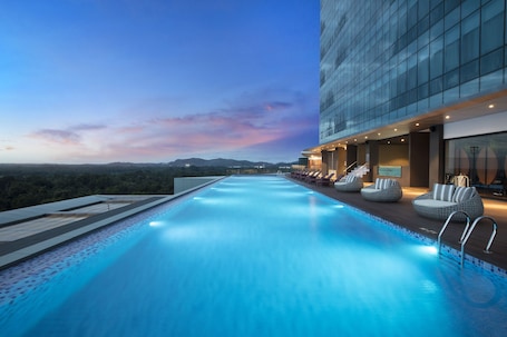 Alberca al aire libre y camastros