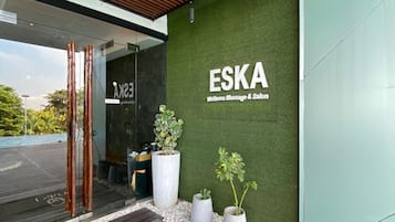 Kroppsbehandlinger, kroppsskrubb, manikyr og pedikyr og massasje