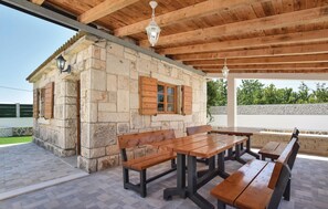 Outdoor dining - Lovely apartment in Seget Donji (Seget Donji)