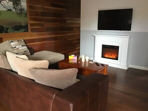 Deluxe-Studiosuite, 1 Queen-Bett | Wohnbereich | Fernseher