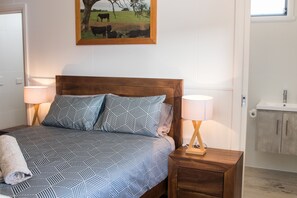 Deluxe Studio Suite, 1 Queen Bed | 1 bedroom, blackout drapes, soundproofing, iron/ironing board - Mudgee Apartments on Horatio (Mudgee)