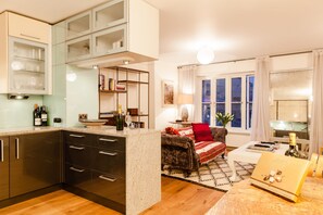 Superior House, 3 Bedrooms, City View | Private kitchen | Full-size fridge, microwave, oven, stovetop