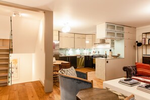 Hus Superior - 3 sovrum - utsikt mot staden | Eget pentry | Stort kylskåp, mikrovågsugn, ugn och spishäll