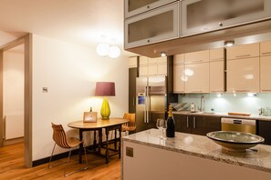 Refrigerador con freezer, microondas, horno, placa de cocina