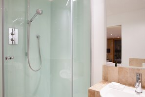Bañera y ducha independientes, bañera profunda