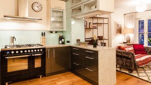 Superior House, 3 Bedrooms, City View | Private kitchen - Presidential Portobello, 3 Bedroom Home (London)