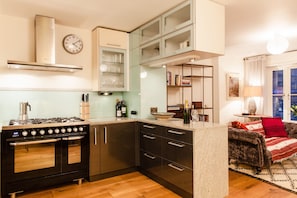 Superior House, 3 Bedrooms, City View | Private kitchen | Full-size fridge, microwave, oven, stovetop