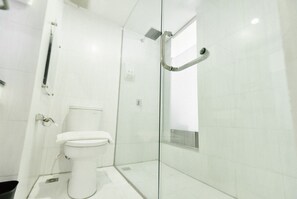 Grand Room | Bathroom | Shower, free toiletries, towels - Win Grand Hotel (Bekasi)