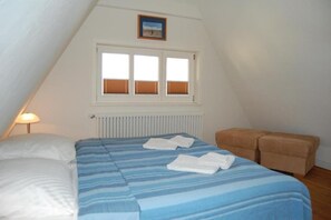 Unclassified image, 3 of 13, button - Doll's house, Germany (Ahrenshoop)