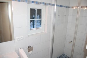 Douche, sèche-cheveux, serviettes fournies