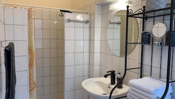 Douche, sĂšche-cheveux, serviettes fournies, savon