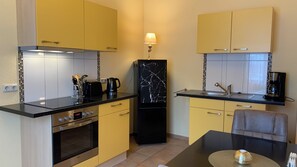 Kühlschrank, Herdplatte, Wasserkocher mit Kaffee-/Teezubehör