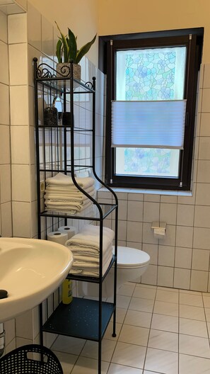 Suihku, hiustenkuivaaja, pyyhkeet, saippua