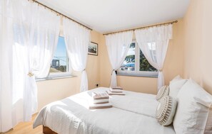 3 bedrooms, in-room safe, free WiFi, bed sheets