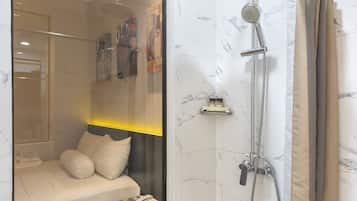 Shower, free toiletries, towels