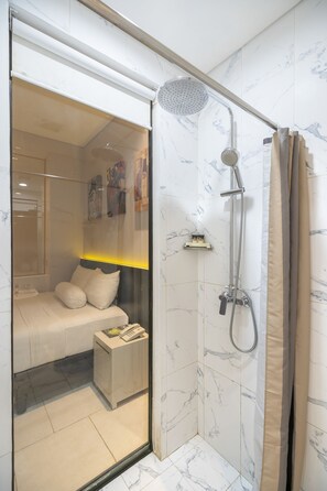 Shower, free toiletries, towels