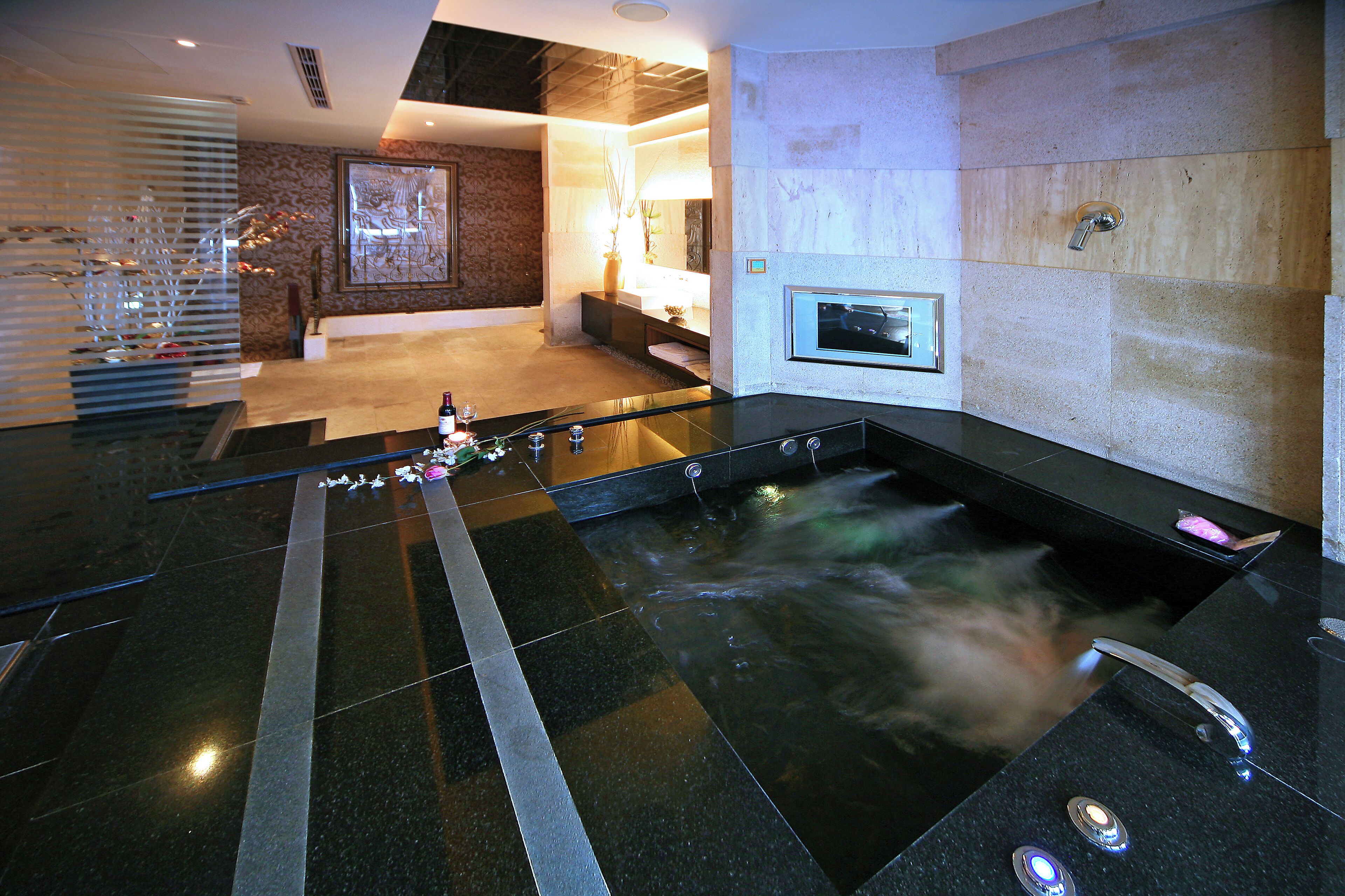 Kamar Quadruple Keluarga, jet tub (Check in at 21:00) | Kamar mandi | Bathtub dan shower terpisah dan bathtub dengan aliran air