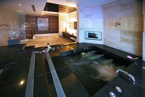 Chambre Quadruple Familiale, baignoire à jets (Check in at 21:00) | Salle de bain | Baignoire et douche séparées, baignoire à jets, douche à « effet pluie »