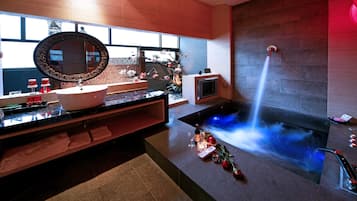 Superior tweepersoonskamer, niet-roken, bubbelbad (Check in 18:00) | Badkamervoorzieningen | Een aparte badkuip en douche, een bubbelbad, een regendouche