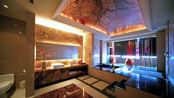 Familien-Vierbettzimmer, Whirlpool (Check in at 18:00) | Badezimmer
