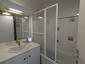 Hair dryer - Spacious T3 with Terrace, Parking, and Pool - Near Arcachon Center and Beach (Arcachon)
