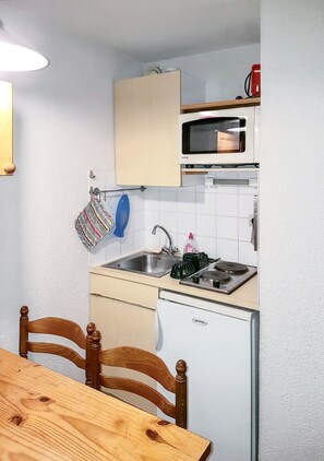 Een koelkast, een magnetron, een oven, een kookplaat