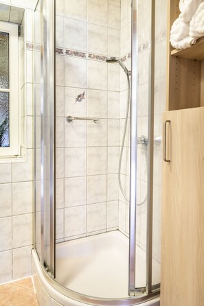 Dusche, Haartrockner, Handtücher, Toilettenpapier