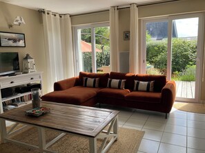 Televisio, takka, DVD-soitin, stereot