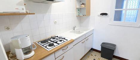 冷蔵庫、電子レンジ、オーブン、コンロ