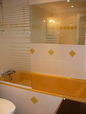 Duschwanne, Haartrockner, Bidet, Handtücher