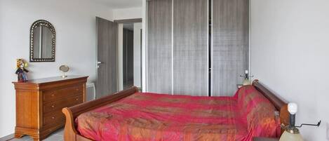 1 dormitorio, tabla de planchar con plancha, wifi y ropa de cama